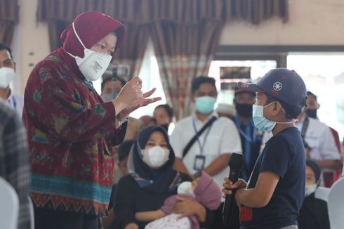 Ke Kalsel, Mensos Risma Serahkan Bantuan Rp 836 Juta untuk Anak-anak dan Wirausaha Terdampak Covid-19