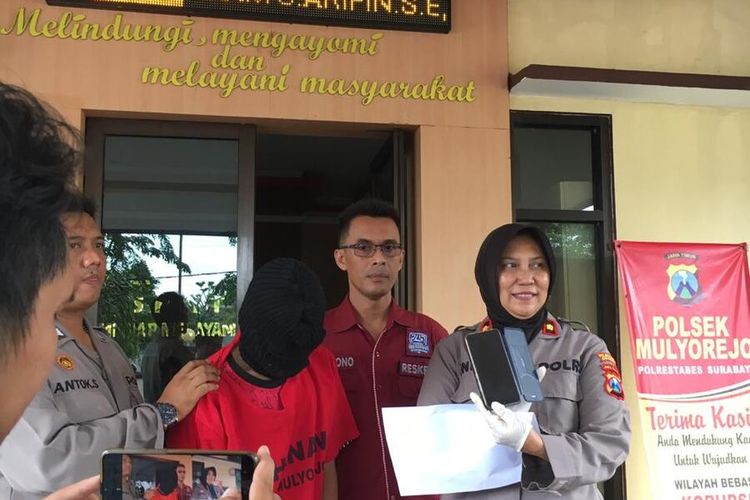 Pelaku perekam bagian dalam rok wanita di minimarket, Yoko Setiawan (36), dihadirkan saat konferensi pers di Polsek Mulyorejo, Rabu (12/2/2020).