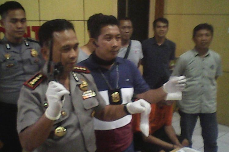 Kepala Polrestabes Makassar, Kombes Polisi Endi Sutendi memperlihatkan senjata api dan sabu milik seorang bandar narkoba yang ditangkapnya, Kamis (20/7/2017).