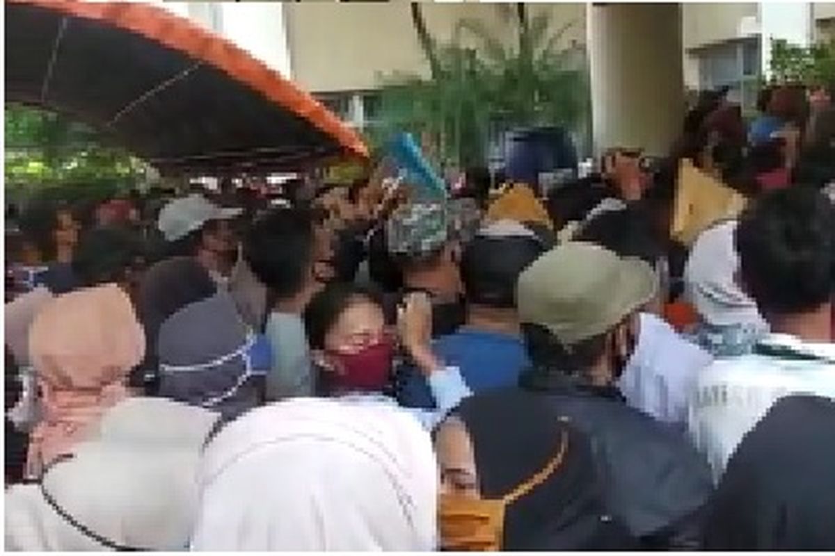 Kerumunan warga di halaman Gedung Cisadane Kota Tangerang saat pembukaan pendaftaran bantuan UMKM, Senin (19/10/2020). 