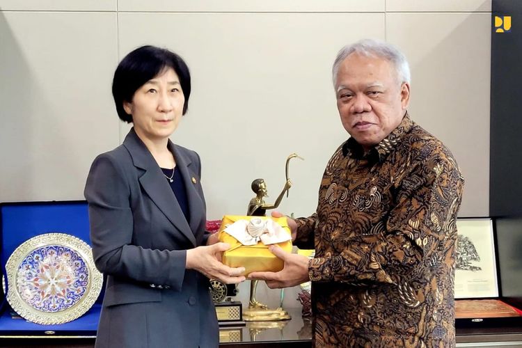 Menteri PUPR Basuki Hadimuljono saat agenda pertemuan bilateral dengan Menteri Lingkungan Hidup Korsel Han Wha-Jin di Korsel, Senin (25/07/2022).