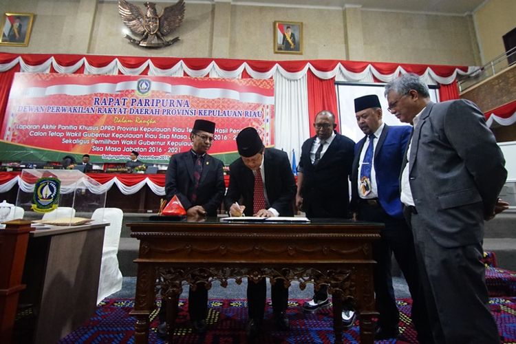 Isdianto, wakil gubernur terpilih menandatangani hasil Pansus yang dilakukan DPRD Kepri.