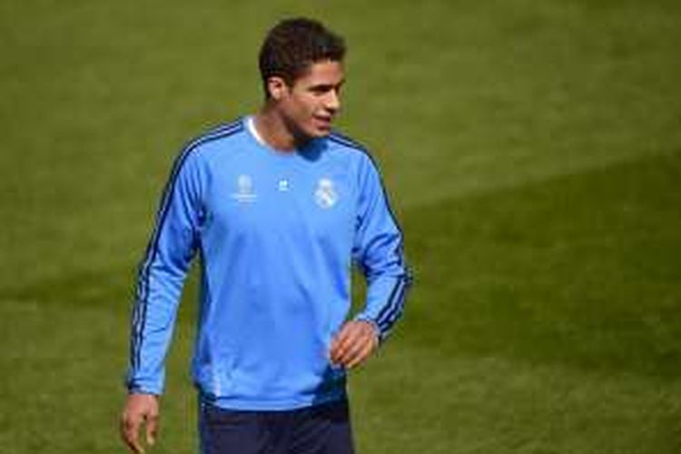 Pemain belakang Real Madrid, Raphael Varane, menjalani sesi latihan di Valdebebas, 11 April 2016.