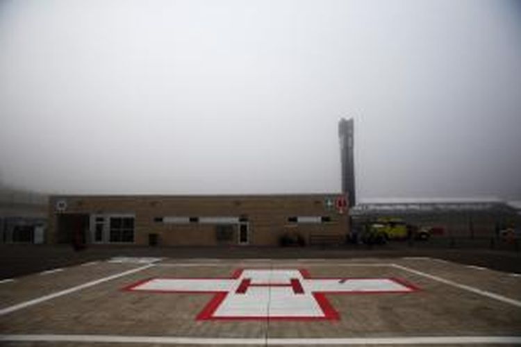 Kabut dan awan tebal yang menaungi pitlane dan medical centre di Sirkuit The Americas, pada sesi latihan bebas pertama GP AS, Jumat (15/11/2013).