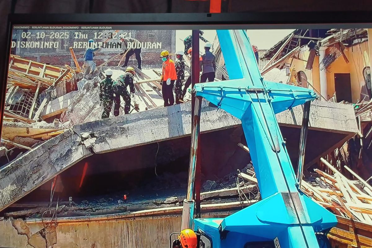 Alat berat mulai dikerahkan SAR gabungan untuk evakuasi reruntuhan bangunan mushla Ponpes Al Khoziny Sidoarjo, Kamis (2/10/2025)