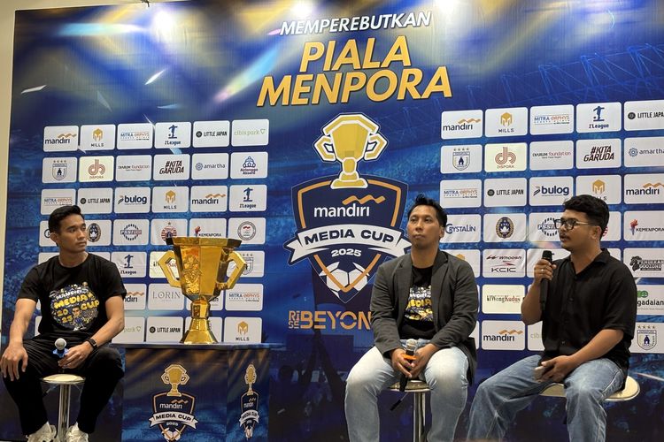 Bintang Timnas Indonesia dan kapten Persija Jakarta, Rizky Ridho (kiri) hadir dalam konferensi pers Mandiri Media Cup 2025 di GBK Arena, Rabu (15/10/2025).