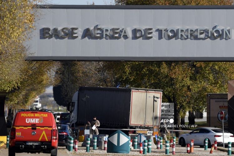 Polisi militer berjaga di pintu masuk utama pangkalan angkatan udara Spanyol, di Torrejon de Ardoz pada Kamis (1/12/2022) setelah pasukan keamanan Spanyol menemukan paket berbahaya, sehari setelah sebuah bom surat meledak di kedutaan Ukraina di Madrid.