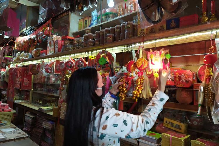 Penjualan pernak-pernik Imlek di toko Guntur, Jalan Sayangan, Kawasan Pasar Tradisional 16 Ilir, Palembang, Sumatera Selatan sepi pembeli karena dampak Pandemi Covid-19, Sabtu (6/2/2021).