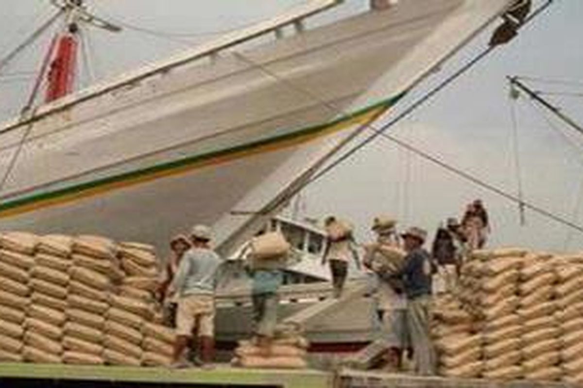 Aktifitas bongkar muat semen di Pelabuhan Sunda Kelapa.