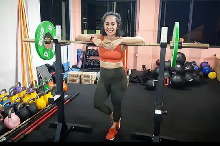 Marcellina Leonora, pendiri pusat kebugaran Fitnest.id sekaligus personal trainer  membagikan pandangannya mengenai pentingnya tetap berolahraga meski hanya beraktifitas di rumah saja.