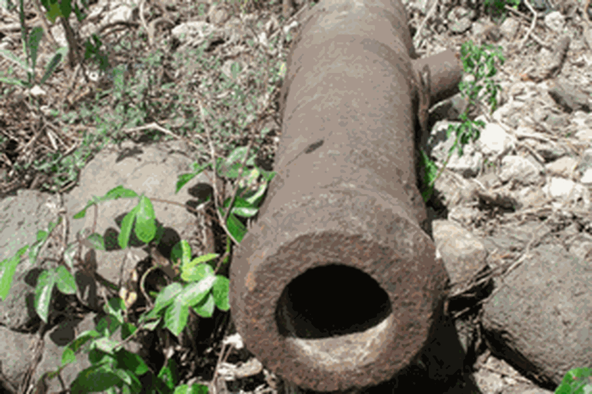 Sebuah meriam tua peninggalan bangsa Portugis di Benteng Lohayong. Benteng yang dibangun pada 1500-an oleh Portugis itu untuk menyebarkan agama Katolik dan berdagang. Benteng itu kini hancur berantakan dan sejumlah meriam tua terbengkalai. 