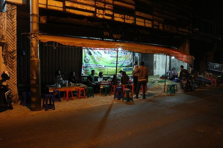Pembeli nasi liwet terlihat di Warung Nasi Liwet Mbok Mami Mbak Kus di Jalan Dr Rajiman, Laweyan, Solo, Jawa Tengah. Nasi liwet di Solo bisa ditemukan di beberapa daerah seperti Keprabon, Pasar Kliwon, Keraton Mangkunegaraan, dan juga di Laweyan.