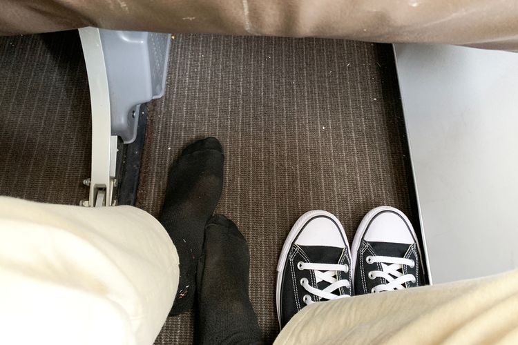 Penumpang pesawat disarankan untuk mengenakan sepatu saat di pesawat.