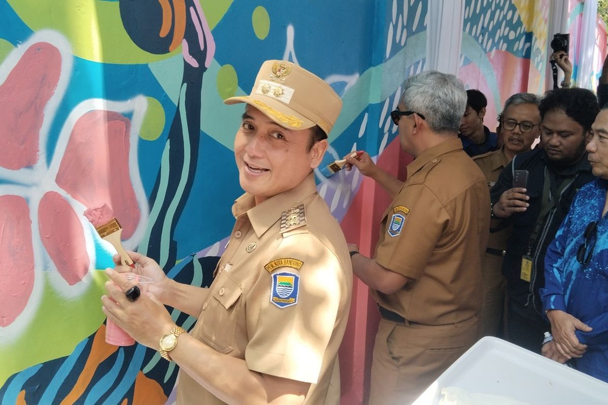 Walikota Bandung, Muhammad Farhan bersama Wakil Walikota Bandung, Erwin, meresmikan mural bertema olahraga di sepanjang tembok Sarana Olah Raga (SOR) Jalan Lodaya, Kota Bandung, Selasa (29/4/2025). Dalam peresmian, kedua pemimpin Kota Bandung tersebut diberikan kesempatan untuk menggambar menggunakan kuas dan cat di atas mural yang merupakan hasil karya seni John Martono yang digandeng oleh Dinas Sumber Daya Air dan Bina Marga (DSDABM) Kota Bandung.
