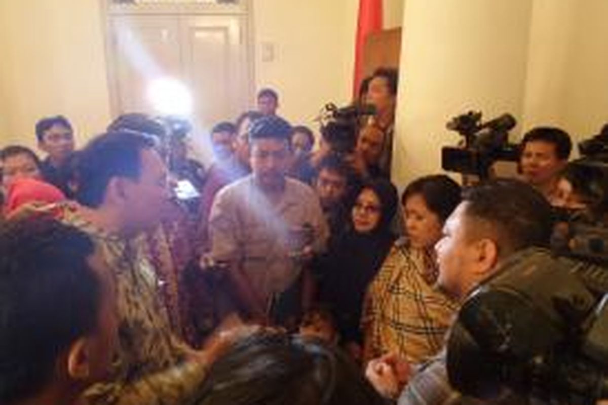 Gubernur DKI Jakarta Basuki Tjahaja Purnama saat berdialog dengan Evelyn Sandra Dewi, ibu dari Amanda Dewi Nugroho, bocah 7 tahun yang tewas akibat tersengat listrik bertegangan tinggi di Senayan Trade Centre.