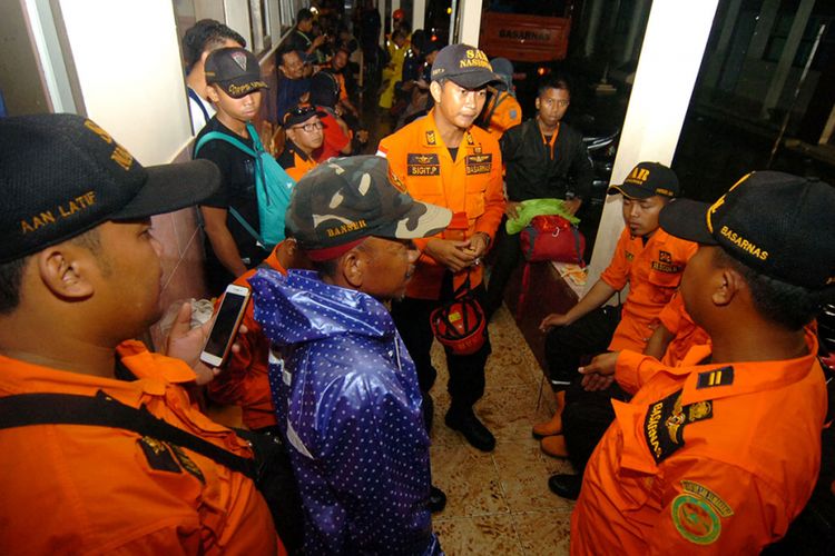 Sejumlah anggota SAR berkordinasi usai melakukan pencarian korban longsor di Desa Pasir Panjang, Salem, Brebes, Jawa Tengah, Kamis (22/2/2018). Tim SAR, Basarnas dan BPBD menghentikan sementara pencarian korban longsor bukit Gunung Lio yang masih tertimbun yang diperkirakan jumlahnya mencapai 18 orang.