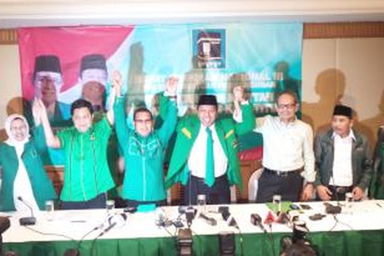 Sekjen DPP PPP Romahurmuziy bersama sejumlah pengurus harian DPP PPP saat menggelar jumpa pers sebelum Rapat Pimpinan Nasional (Rapimnas) III PPP di Hotel Aryaduta, Jakarta, Minggu (14/9/2014). Rapimnas III ini dikuti 35 pengurus harian PPP dan 29 pengurus harian DPW PPP.