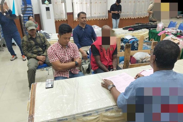 Tersangka Penyelundupan Senpi dan Amunisi ke KKB, Yuni Enumbi Diserahkan ke Kejari Jayapura