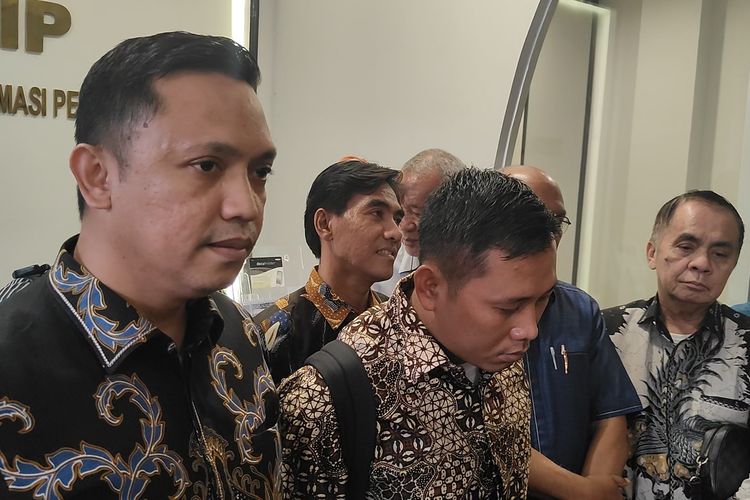 Kuasa hukum PDI-P Ronny Talapessy (kiri) mendampingi staf Sekjen PDI-P, Kusnadi di Komnas HAM, Jakarta, Rabu (12/6/2024).