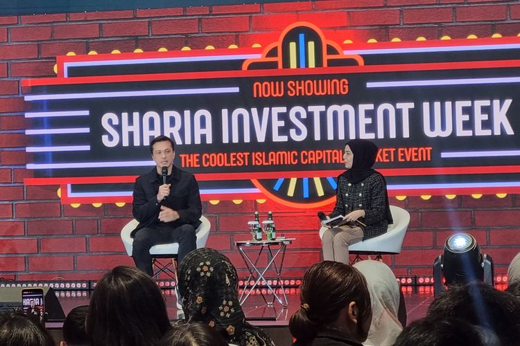 Aktor Nicholas Saputra saat sesi Talkshow bertajuk Architecture of Whealth dalam rangkaian acara Sharia Investment Week 2025 di Gedung BEI, Jakarta, Jumat (20/6/2025).