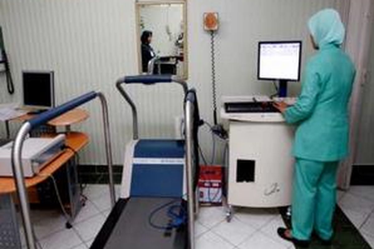 Petugas kesehatan RSPAD Gatot Soebroto menunjukkan peralatan di kamar periksa jantung treadmill yang digunakan untuk tes kesehatan capres dan cawapres pada Pemilu 2009 di RSPAD Gatot Soebroto, Jakarta.