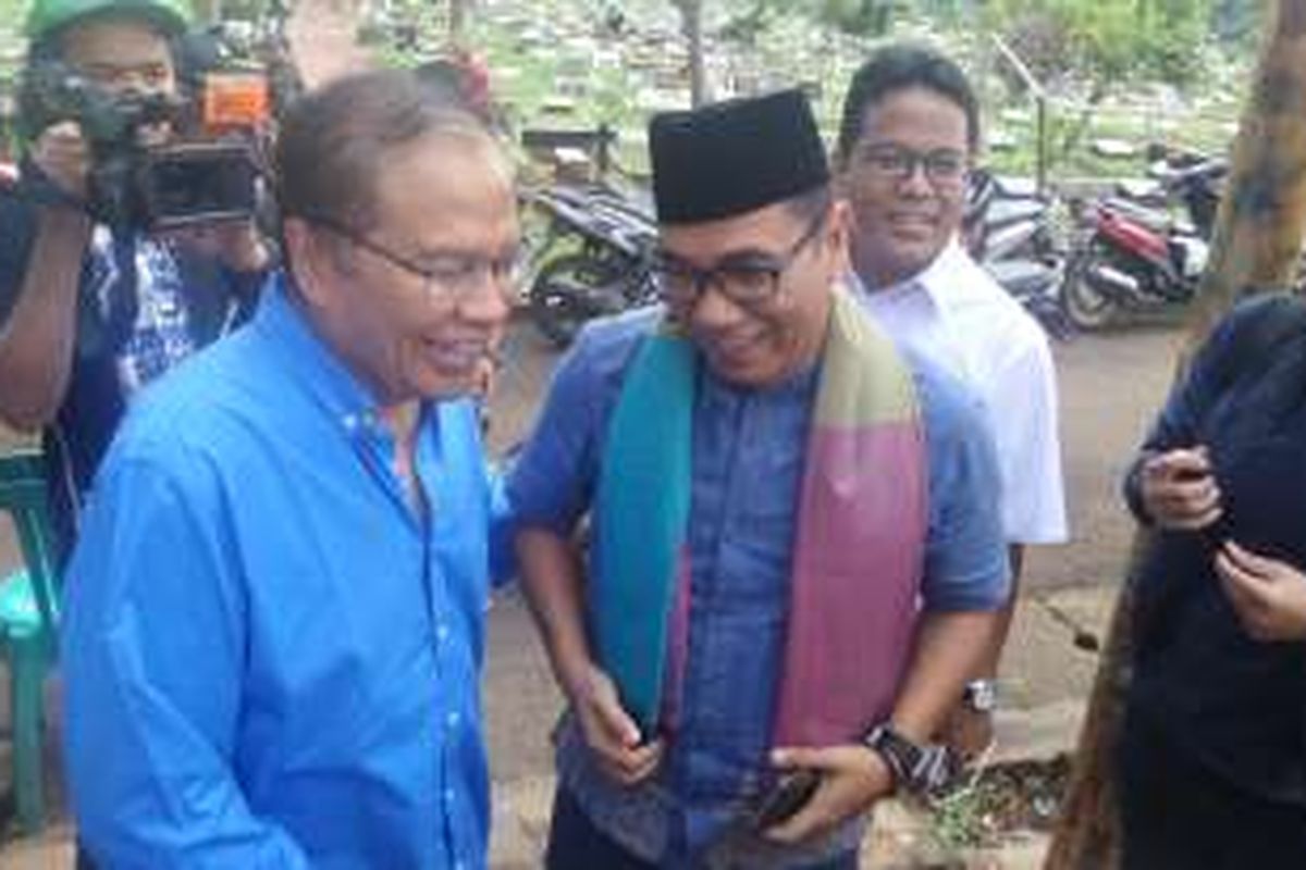 Mantan Menteri Koordinator Bidang Kemaritiman Rizal Ramli  didampingi Biem Benyamin, menyambangi makam komedian Benyamin Sueb di Tempat Pemakaman Umum (TPU) Karet Bivak, Jakarta Pusat, Senin (5/9/2016)