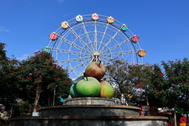 Bianglala di Alun-alun Kota Batu, Jawa Timur (19/7/2019).