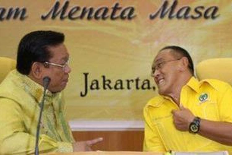 Ketua Umum Partai Golkar, Aburizal Bakrie (kanan) berbincang dengan Wakil Ketua Umum Partai Golkar, Agung Laksono beberapa waktu lalu