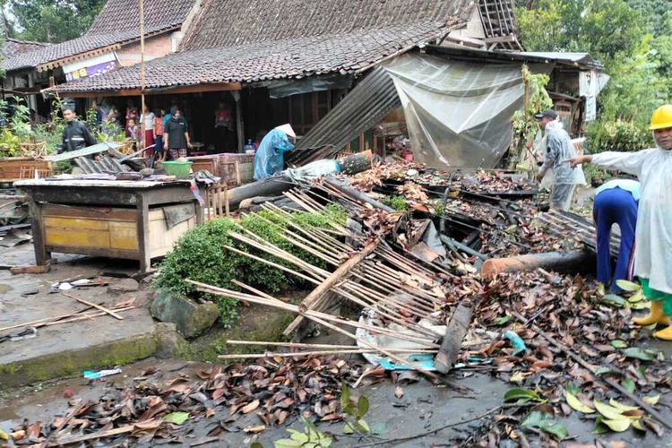 Sejumlah bangunan roboh akibat hujan deras disertai angin kencang di beberapa wilayah Kecamatan Borobudur, Kabupaten Magelang, Selasa (7/2/2023) sore.