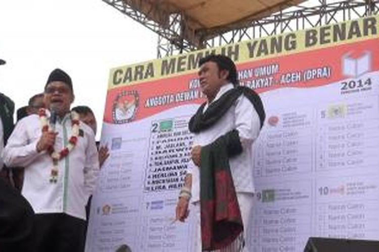 Ketua Umum Partai Kebangkitan Bangsa (PKB) dan Raja Dangdut Rhoma Irama mencontohkan cara mencoblos yang tepat pada Kampnye Perdana PKB di Aceh. ***** K12-11