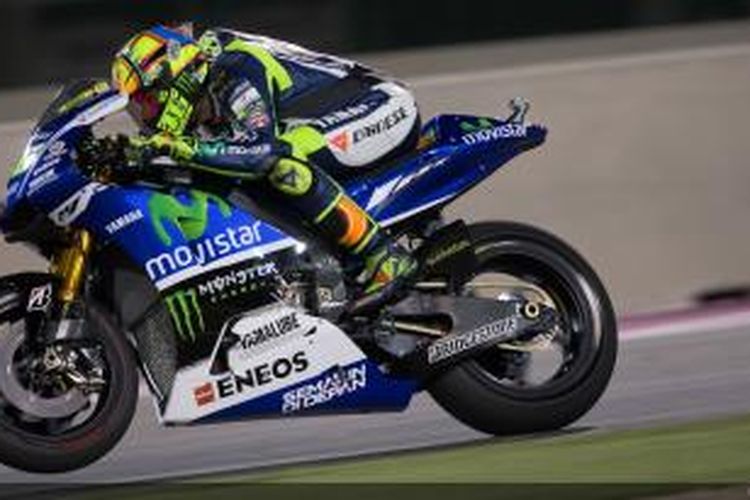 Pebalap Movistar Yamaha Valentino Rossi memacu motornya pada GP Qatar di Sirkuit Losail, Minggu (23/3/2014).