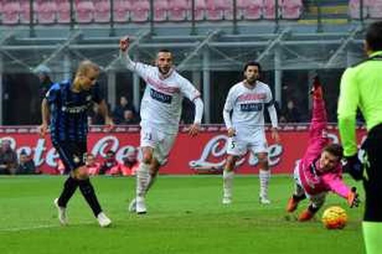 Striker Inter Milan, Rodrigo Palacio (kiri), mencetak gol pertamanya musim ini ke gawang Carpi pada lanjutan Serie A di Stdion Giuseppe Meazza, Minggu (24/1/2016).