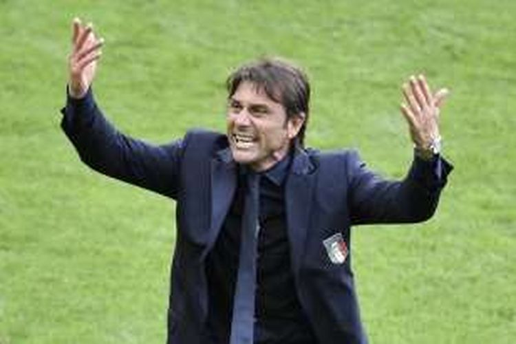 Ekspresi Pelatih Italia, Antonio Conte, saat menghadapi Spanyol dalam laga Piala Eropa 2016, di Stade de France, Paris, Senin (27/6/2016).