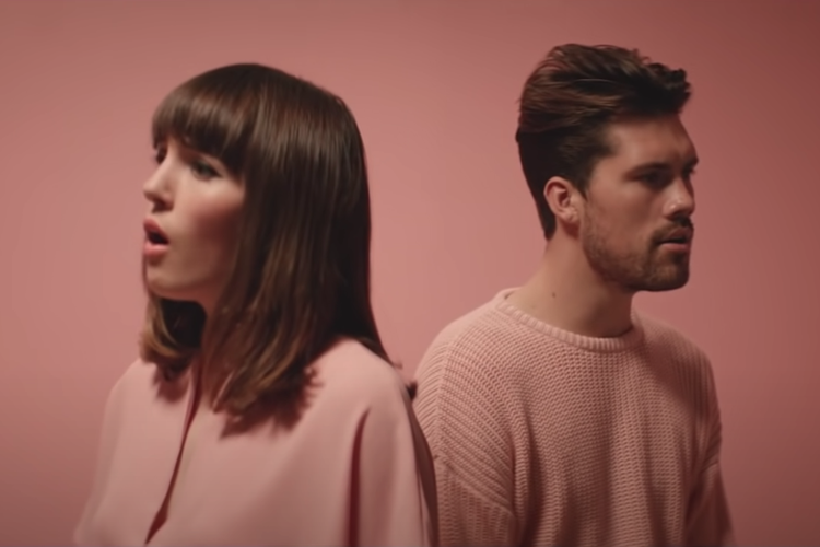 Potongan gambar dari video musik Without You yang dibawakan duo musik Oh Wonder.