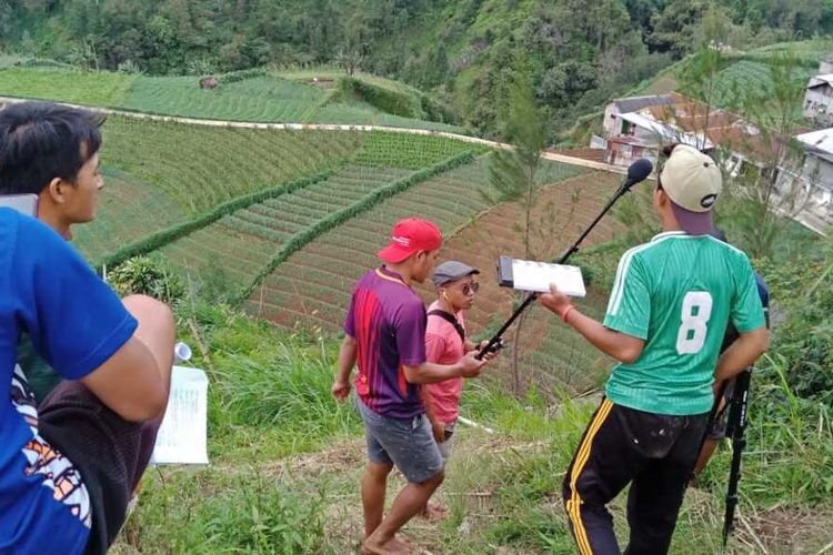 Penggambilan gambar film Oglangan karya pemuda Kampung Wonomulyo Kabupaten Magetan. Film Oglangan merupakan film penyemangat generasi muda Kampung Wono Mulyo untuk tetap mempertahanakan eksistensi musik tongling setelah ditinggal pergi sang maestro Pak Sujono.