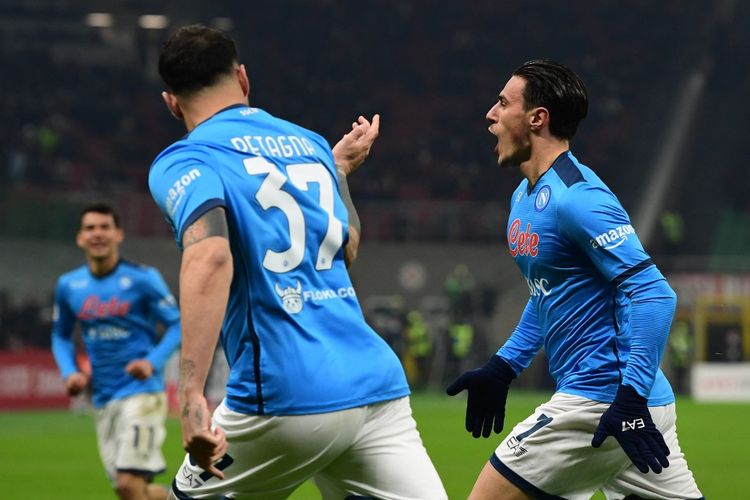 Gelandang Napoli, Eljif Elmas, merayakan gol ke gawang AC Milan dalam laga Liga Italia 2021-2022 di Stadion San Siro, 19 Desember 2021.
