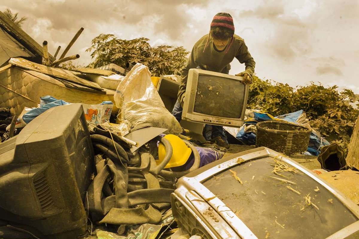 Seorang pemulung mengambil barang elektronik milik warga yang dibuang di tempat pembuangan sampah di Jakarta, Selasa (26/12/2017). Material berharga seperti emas yang terdapat dalam limbah elektronik seperti komponen televisi dan perangkat keras komputer mendorong munculnya penambang kota alias pencari sampah elektronik (e-waste).