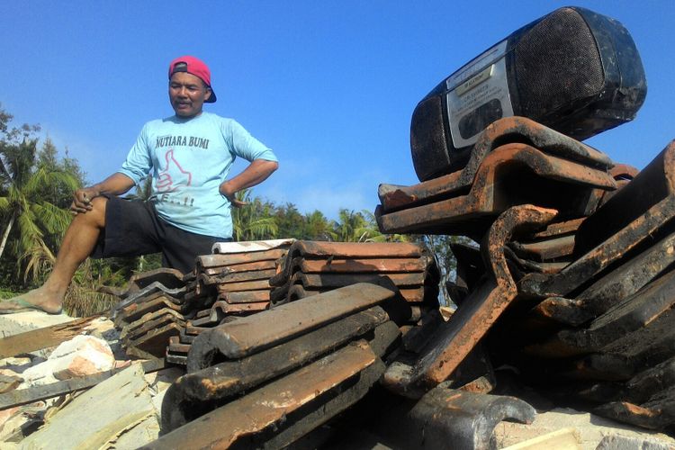 Sumiyo mengais genteng yang masih bagus dari puing rumahnya yang sudah roboh akibat penggusuran di kawasan yang akan dibangun Bandara NYIA. Selain genteng, ia mengumpulkan kayu kusen rumah, barang yang tidak terselamatkan, hingga memperbaiki sumur. 