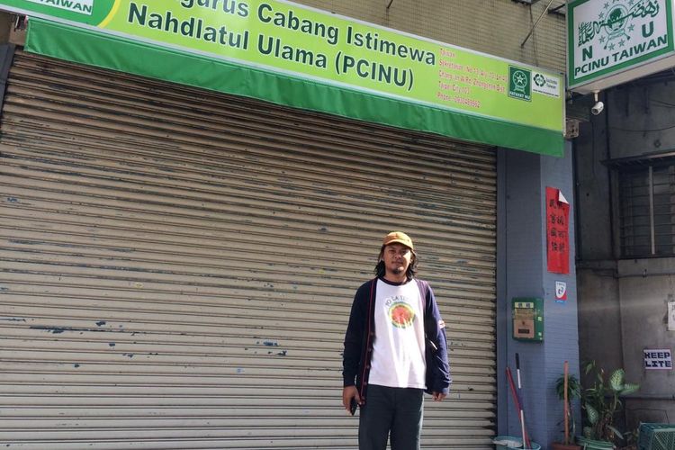 Muhammad Irfan berpose di depan Cabang Istimewa Nahdlatul Ulama (PCINU) di Taipei, Taiwan.