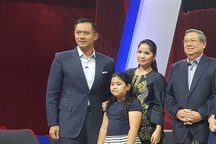 Agus Yudhoyono bersama istri, anak, dan kedua orang tuanya, Susilo Bambang Yudhoyono dan Ani Yudhoyono, saat pengambilan gambar di studio Kompas TV.