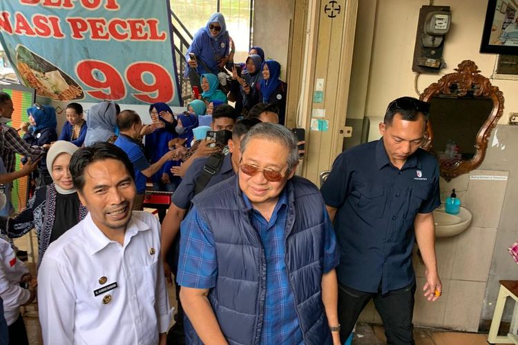KUNJUNGI MADIUN,--Mantan Presiden RI, SBY mengunjungi Kota Madiun untuk bersantap siang di warung pecel 99 di Jalan Cokroaminoto, Kota Madiun, Jawa Timur, Rabu (1/2/2023).