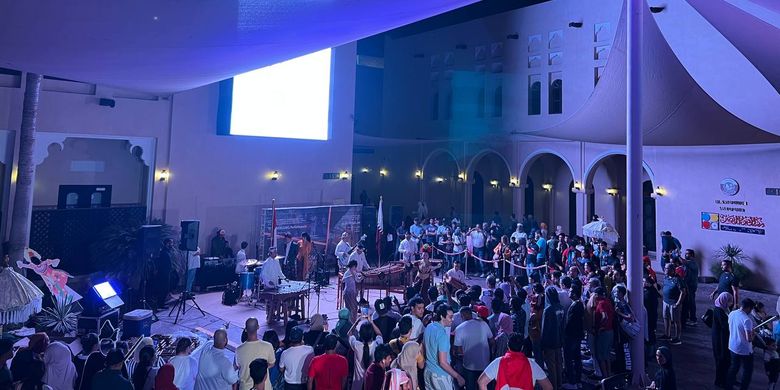 Saung Angklung Udjo saat tampil di Katara Cultural Village Foundation di Al-Ibdaa Courtyard, Qatar, pada Jumat (18/11/2022)-Senin (28/11/2022).