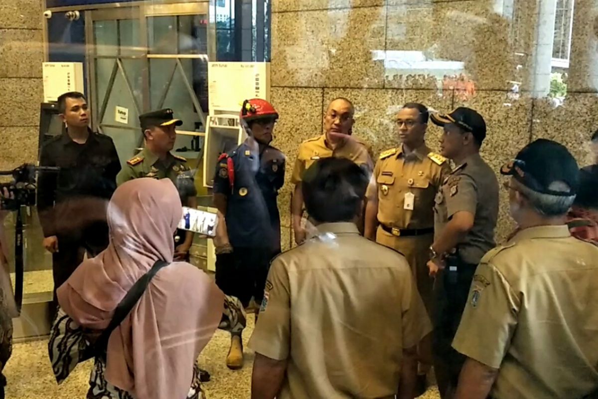 Gubernur DKI Jakarta Anies Baswedan meninjau lokasi mezanin Gedung Bursa Efek Indonesia (BEI) yang ambrol, Senin (15/1/2018).