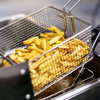 Ilustrasi deep fryer, menggoreng makanan dengan deep fryer. 