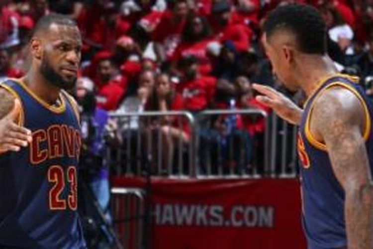 LeBron James (kiri) bawa Cavs ungguli Hawks di gim pertama Final NBA Wilayah Timur.