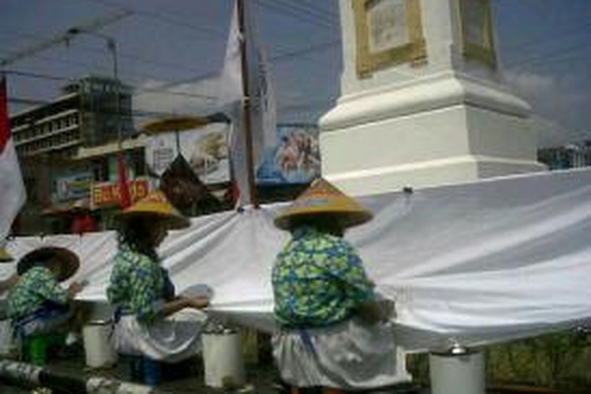 Siswa SD Gondolayu membatik di Tugu Yogyakarta, Senin (30/9/2013).