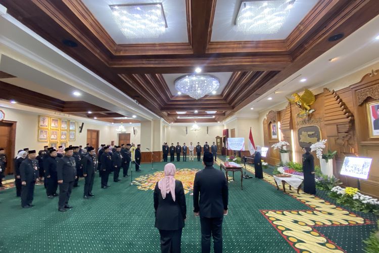 Khofifah Lantik 6 Pejabat Tinggi di Pemprov Jatim: Tidak Ada Promosi