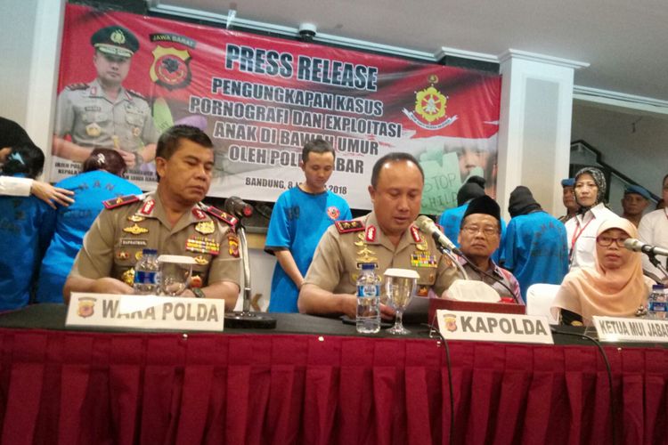 Kapolda Jabar Irjen Pol Agung Budi Maryoto tengah merilis penangkapan 6 pelaku pembuatan video mesum yang melibatkan anak di bawah umur, di Mapolda Jabar, Jalan Soekarno Hatta, Bandung, Senin (8/1/2018).  