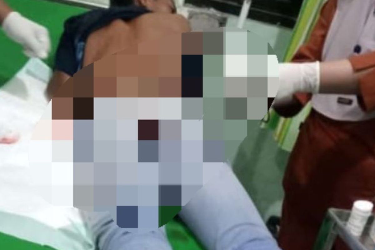 Korban penusukan saat mendapat perawatan medis di Puskesmas Arjasa, Kabupaten Situbondo, Provinsi Jawa Timur pada Rabu (14/8/2024).