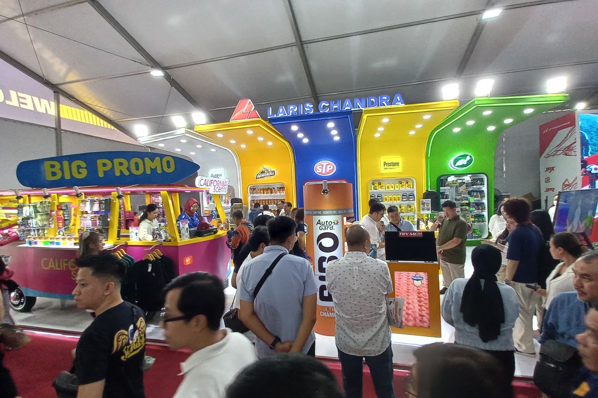 Beragam produk perawatan kendaraan dihadirkan di booth Laris Chandra di GIIAS 2024